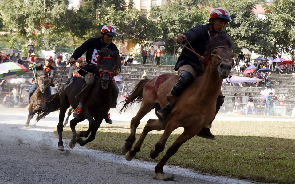 Các vận động viên tranh tài quyết liệt trên đường đua. (Ảnh: Quốc Khánh/TTXVN)