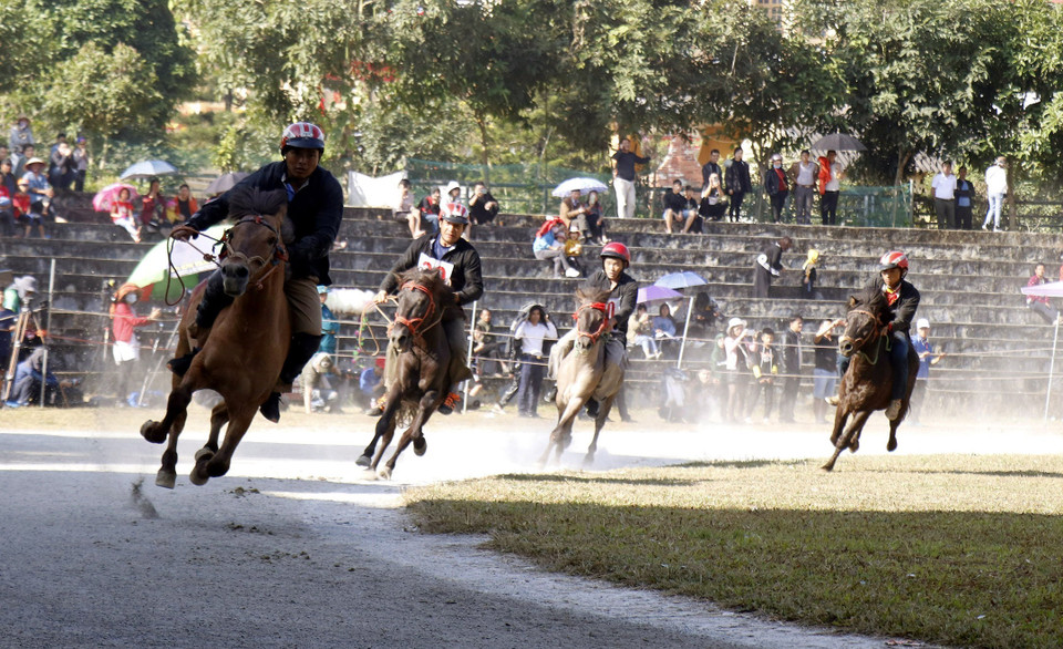 Các vận động viên tranh tài quyết liệt trên đường đua. (Ảnh: Quốc Khánh/TTXVN)