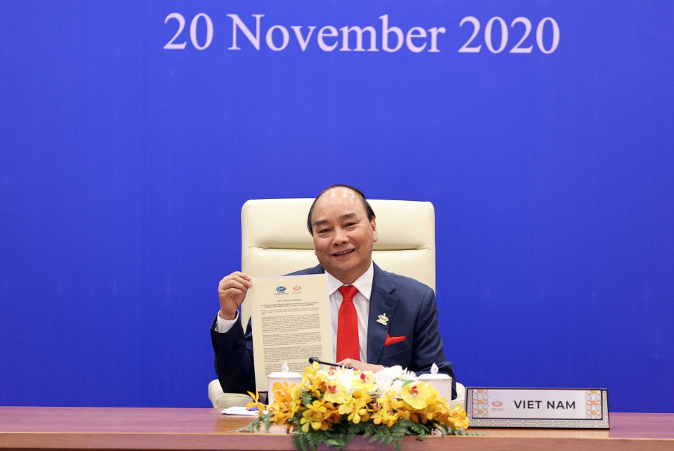 Thủ tướng Nguyễn Xuân Phúc và lãnh đạo các nền kinh tế thành viên thông qua Tầm nhìn APEC Putrajaya 2040. (Ảnh: Thống Nhất/TTXVN)