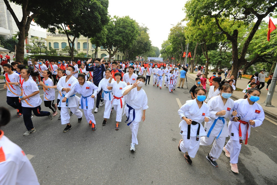 2.000 VĐV thuộc các đội tuyển thể thao quốc gia và Hà Nội diễu hành quanh hồ Hoàn Kiếm hưởng ứng Chương trình Khởi động cùng SEA Games 31. (Ảnh: Thành Đạt/TTXVN)