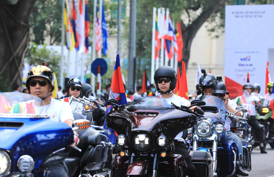 Màn diễu hành với sự tham dự của đội xe môtô cắm cờ các quốc gia tham dự SEA Games 31. (Ảnh: Thành Đạt/TTXVN)