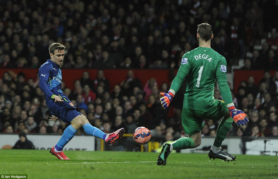 Nacho Monreal dứt điểm quyết đoán, hạ gục thủ thành David de Gea.