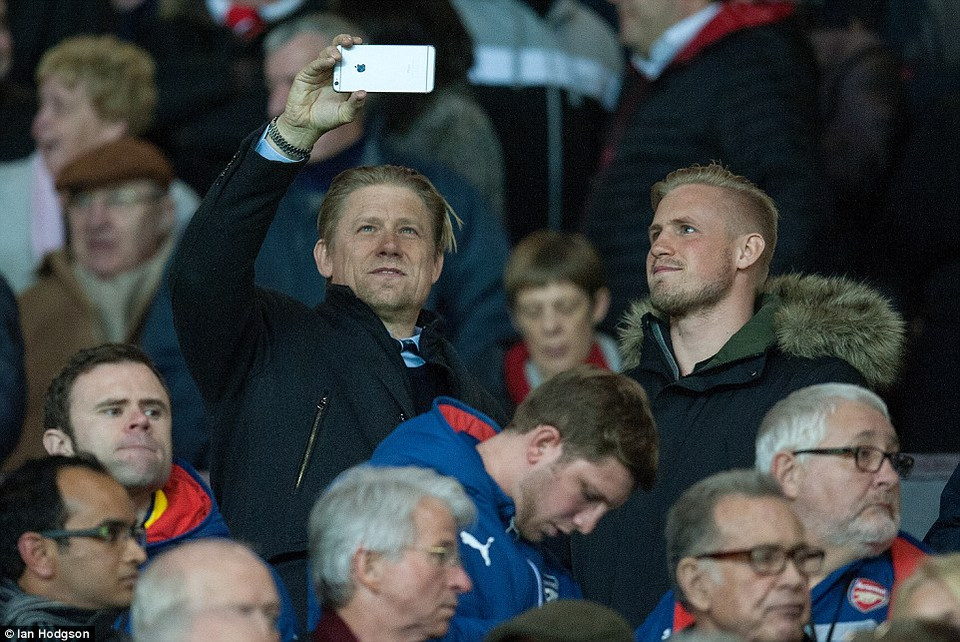 Cựu thủ môn Peter Schmeichel cũng có mặt.