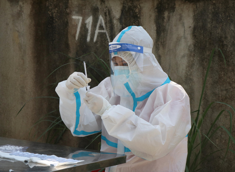 Lực lượng y tế tỉnh Điện Biên tiến hành lấy mẫu xét nghiệm. (Ảnh: Xuân Tiến/TTXVN)