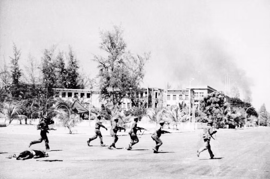Thực hiện nghĩa vụ quốc tế theo tư tưởng Hồ Chí Minh: Giúp cho bạn cũng là giúp cho mình, Việt Nam đã giúp Campuchia đánh đổ chế độ diệt chủng Pol Pot, tái thiết đất nước Chùa Tháp. Trong ảnh: Lực lượng quân đội cách mạng Campuchia tiến vào giải phóng Thủ đô Phnom Penh, trưa 7/1/1979. (Ảnh: TTXVN)