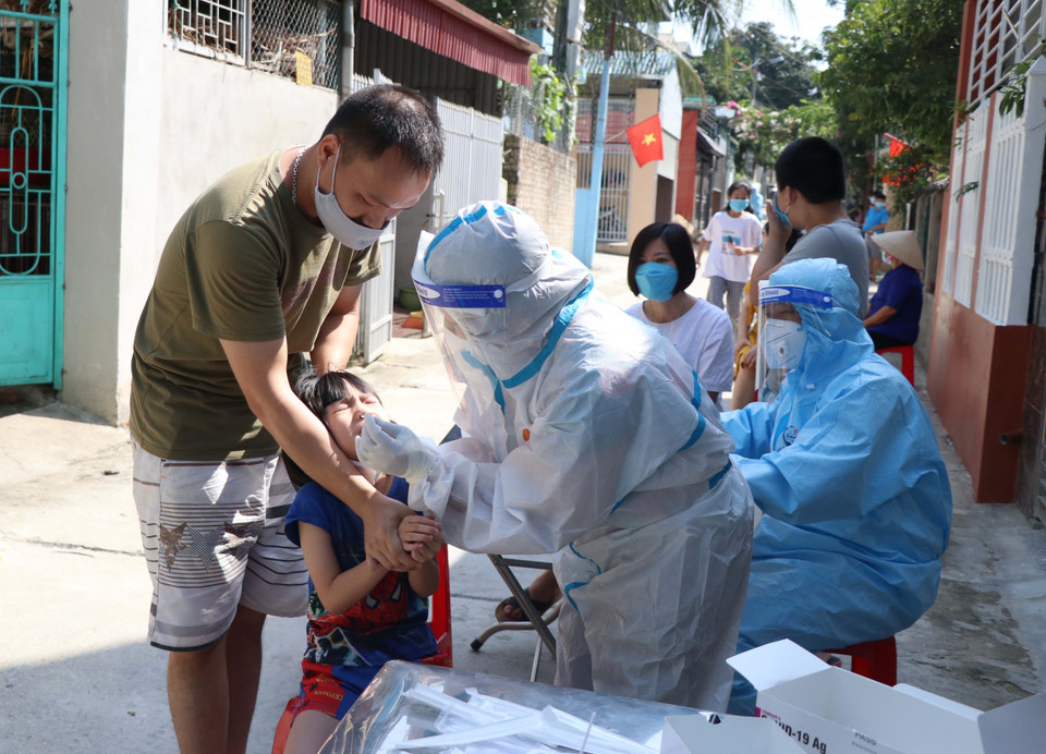 Việc lấy mẫu xét nghiệm tại vùng thiết lập cách ly nhằm truy vết, khống chế dịch lây lan trong cộng đồng. (Ảnh: Xuân Tiến/TTXVN)