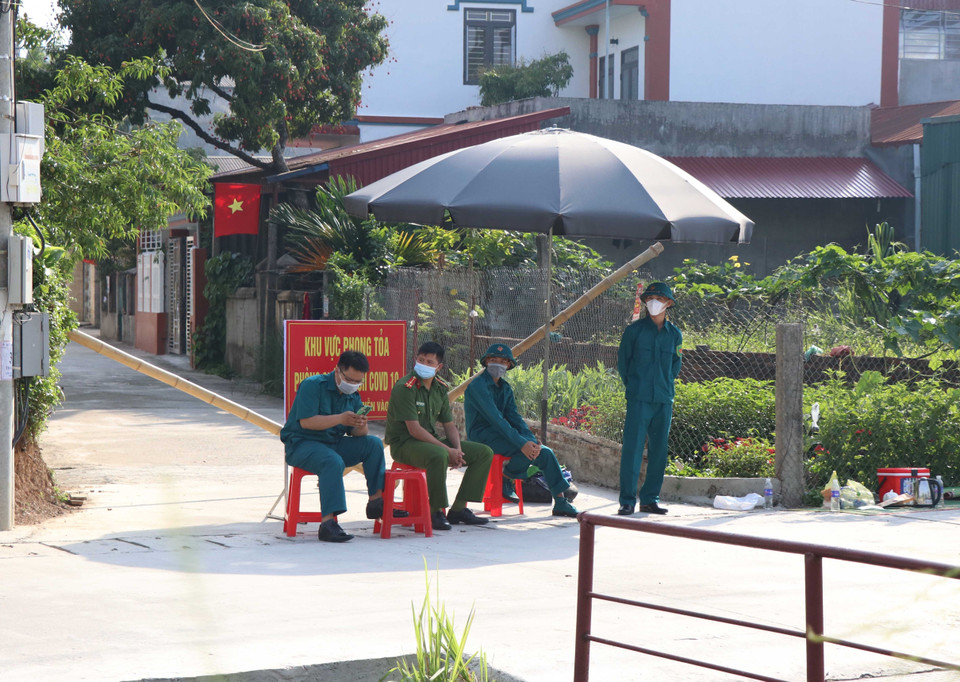 Tổ dân phố 5 phường Him Lam (thành phố Điện Biên Phủ, tỉnh Điện Biên) là một trong những vùng được thiết lập cách ly do liên quan đến 2 trường hợp dương tính với virus SARS-CoV-2. (Ảnh: Xuân Tiến/TTXVN)