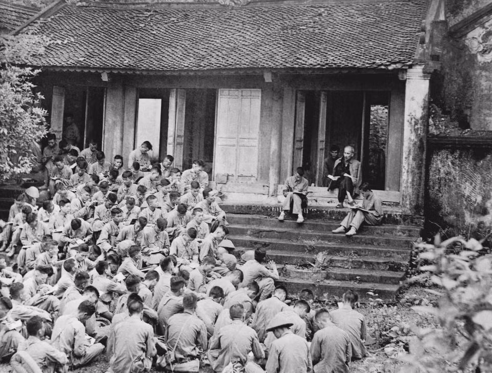 Ngày 19/9/1954, tại Đền Giếng, một di tích trong quần thể di tích lịch sử văn hóa Đền Hùng, Bác Hồ đã có buổi nói chuyện với cán bộ, chiến sỹ Đại đoàn 308 (Đại đoàn quân Tiên phong) trên đường về tiếp quản Thủ đô. Bác căn dặn: Ngày xưa, các vua Hùng đã có công dựng nước, ngày nay Bác cháu ta phải cùng nhau giữ lấy nước. (Ảnh: Đinh Đăng Định/TTXVN)