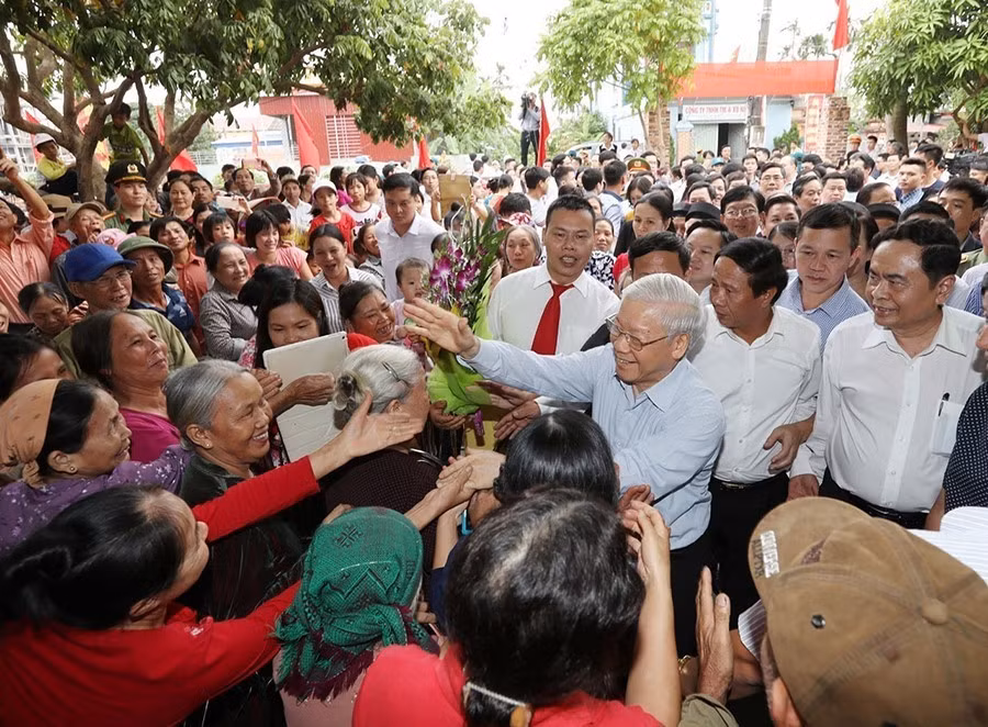Tổng Bí thư Nguyễn Phú Trọng dự Ngày hội Đại đoàn kết toàn dân tộc với nhân dân thôn Thượng Điện, xã Vinh Quang, huyện Vĩnh Bảo, thành phố Hải Phòng, chiều 15/11/2017. (Ảnh: Trí Dũng/TTXVN)