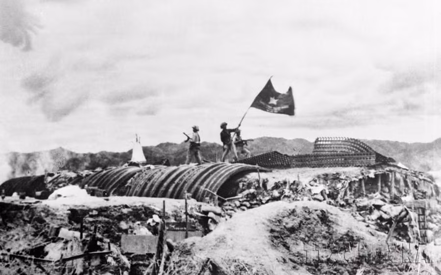Chiều 7/5/1954, lá cờ "Quyết chiến - Quyết thắng" của Quân đội nhân dân Việt Nam tung bay trên nóc hầm tướng De Castries, đánh dấu thời khắc của chiến thắng Điện Biên Phủ lừng lẫy năm châu, chấn động địa cầu. (Ảnh: Triệu Đại/TTXVN)