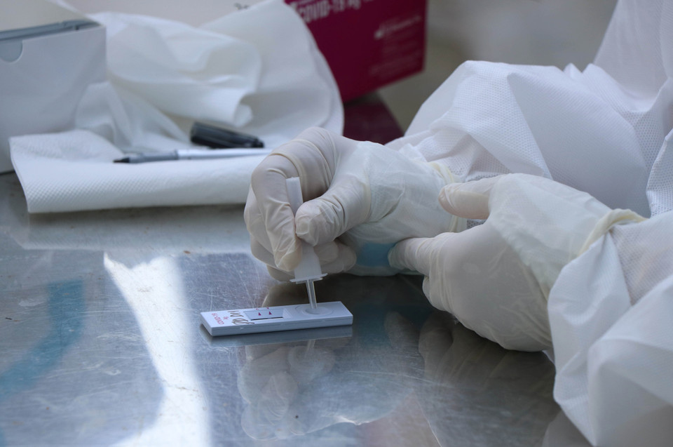 Những mẫu phẩm xét nghiệm sẽ được đưa về CDC Điện Biên để tiến hành chẩn đoán bằng máy xét nghiệm Real Time PCR. (Ảnh: Xuân Tiến/TTXVN)