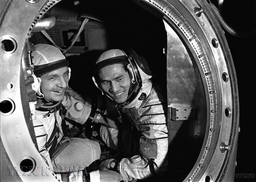 Năm 1980, phi công Phạm Tuân đã thực hiện chuyến bay vào vũ trụ cùng nhà du hành vũ trụ Liên Xô V.V. Gorbatko. Ông cũng trở thành một trong những người nước ngoài đầu tiên được trao tặng danh hiệu Anh hùng Liên Xô và Huân chương Lenin. (Ảnh: Tiến Dũng/TTXVN)