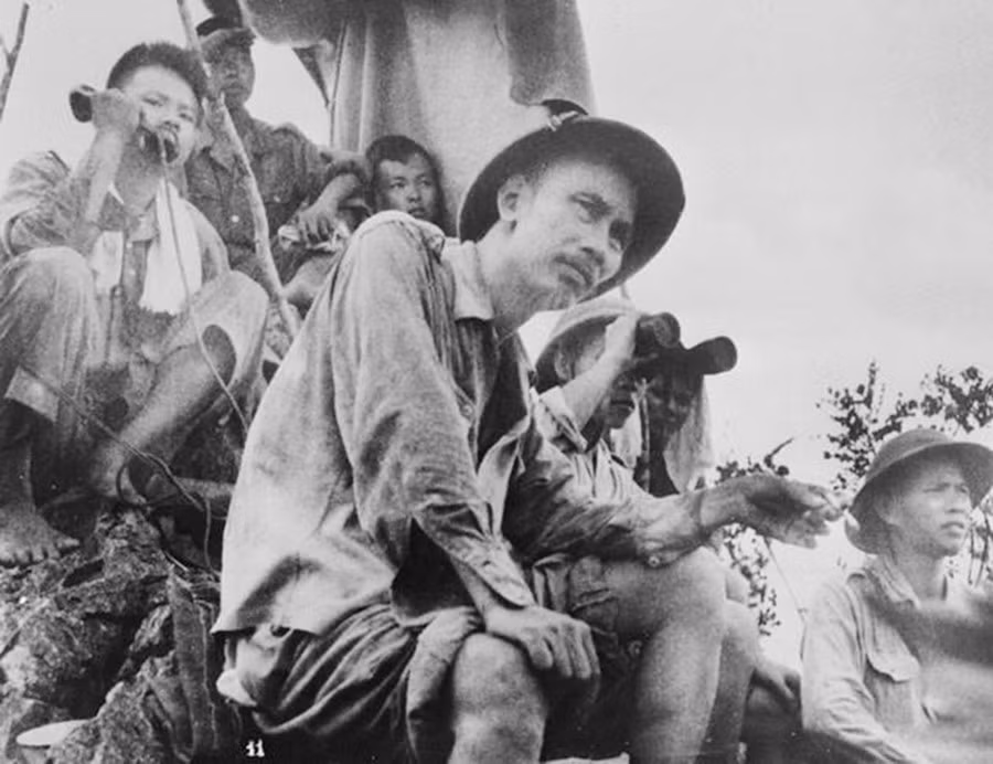 Trong kháng chiến chống Pháp, Chủ tịch Hồ Chí Minh cùng Đảng ta đã lãnh đạo nhân dân lần lượt đánh bại các kế hoạch chiến tranh của thực dân Pháp giành thắng lợi mà đỉnh cao là chiến thắng lịch sử Điện Biên Phủ “lừng lẫy năm châu, chấn động địa cầu”, buộc Chính phủ Pháp phải ký kết Hiệp định Geneva chấm dứt sự thống trị của thực dân Pháp ở nước ta. Trong ảnh: Chủ tịch Hồ Chí Minh theo dõi chặt chẽ diễn biến trận đánh các cứ điểm địch ở Đông Khê, mở màn Chiến dịch Biên giới (16/9/1950). (Ảnh: Tư liệu/TTXVN phát)