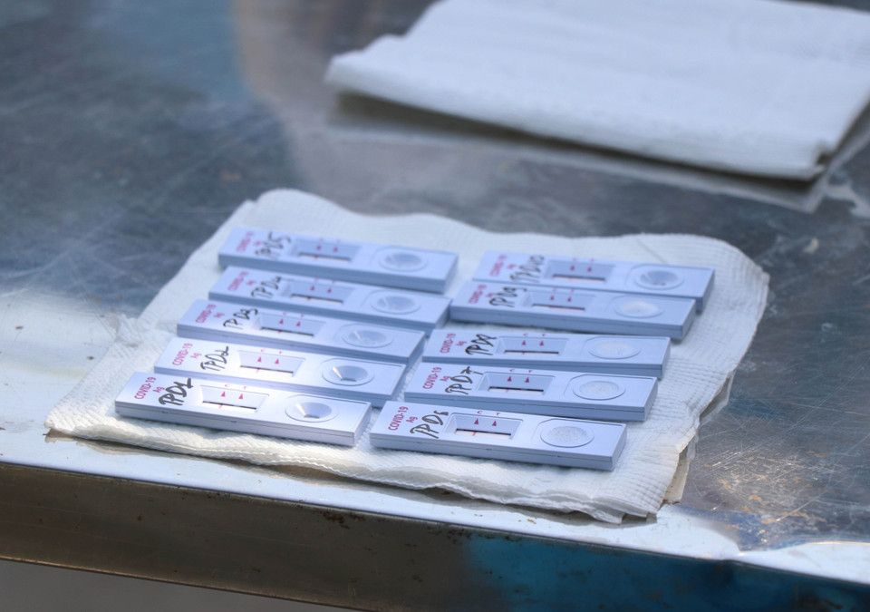 Những mẫu phẩm lấy từ người dân trong vùng thiết lập cách ly (tổ 5, phường Him Lam, thành phố Điện Biên Phủ, tỉnh Điện Biên). (Ảnh: Xuân Tiến/TTXVN)