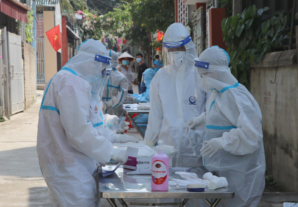 Lực lượng Y tế chuẩn bị vật tư y tế, triển khai lấy mẫu xét nghiệm cho người dân trong vùng cách ly thuộc tổ 5, phường Him Lam, thành phố Điện Biên Phủ, tỉnh Điện Biên. (Ảnh: Xuân Tiến/TTXVN)
