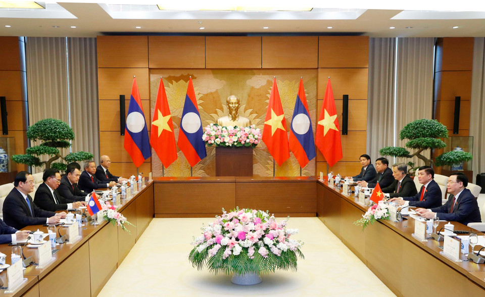 Chủ tịch Quốc hội Vương Đình Huệ hội kiến Thủ tướng Lào Sonexay Siphandone. (Ảnh: Nhan Sáng/TTXVN)