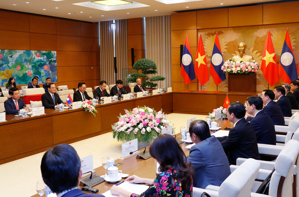 Chủ tịch Quốc hội Vương Đình Huệ hội kiến Thủ tướng Lào Sonexay Siphandone. (Ảnh: Nhan Sáng/TTXVN)