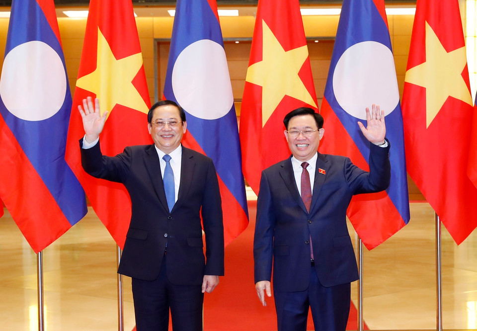 Chủ tịch Quốc hội Vương Đình Huệ đón Thủ tướng Lào Sonexay Siphandone. (Ảnh: Nhan Sáng/TTXVN)