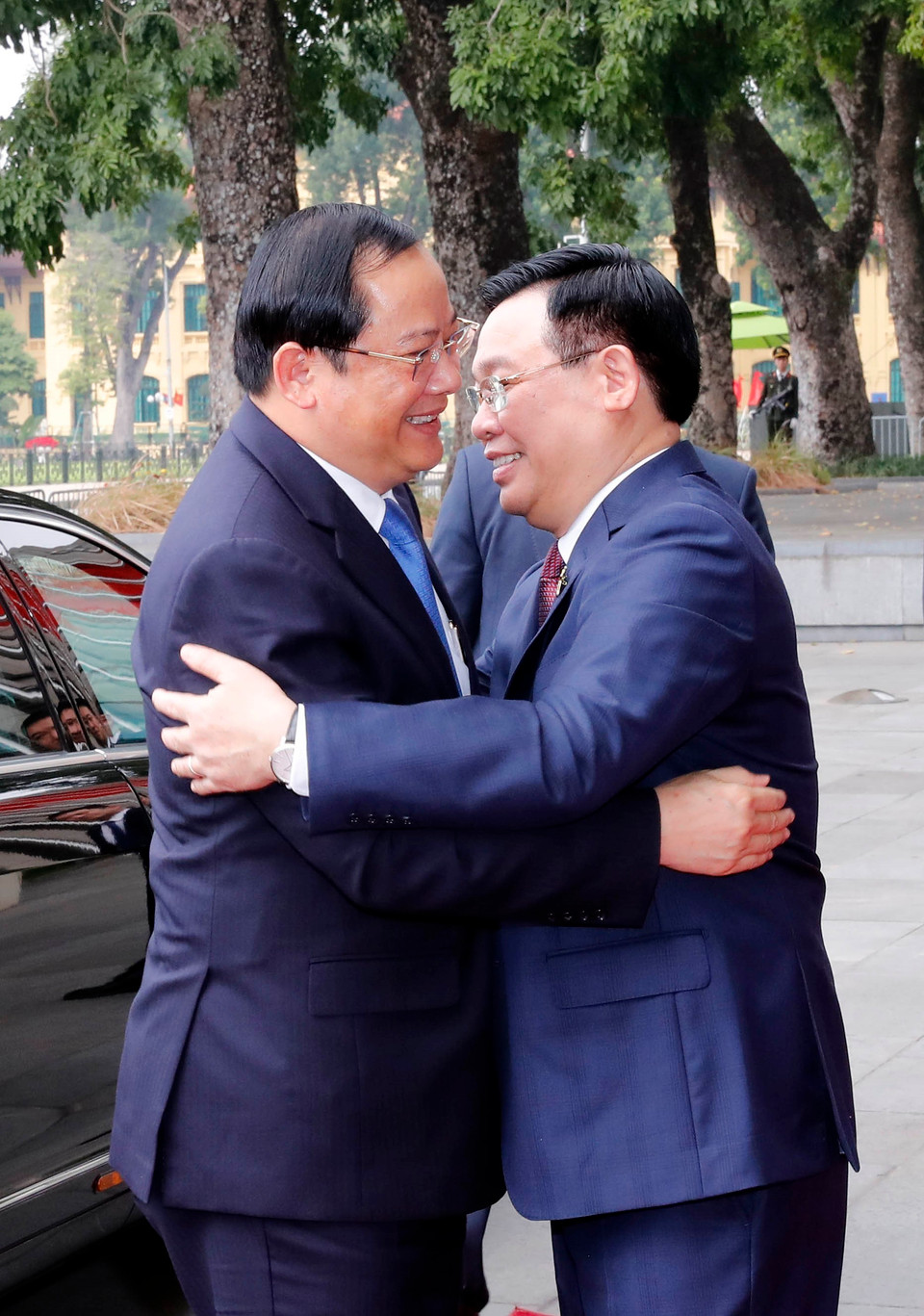 Chủ tịch Quốc hội Vương Đình Huệ đón Thủ tướng Lào Sonexay Siphandone. (Ảnh: Nhan Sáng/TTXVN)