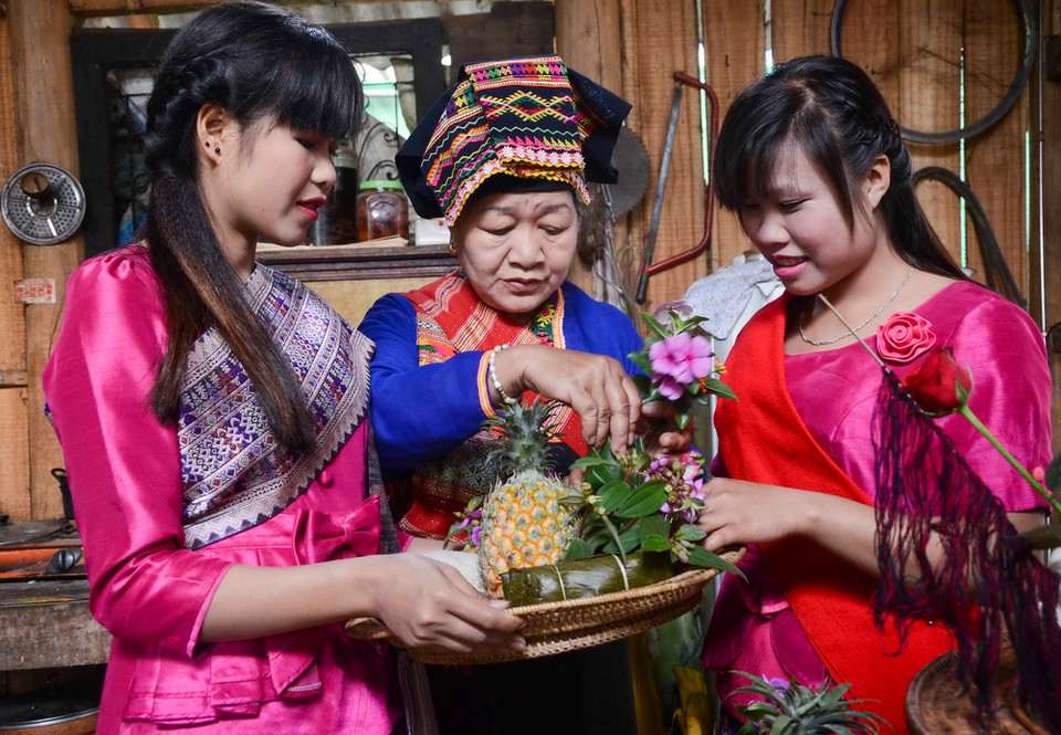  Chuẩn bị đồ lễ cho ngày Tết té nước. (Ảnh: Xuân Tư/TTXVN)