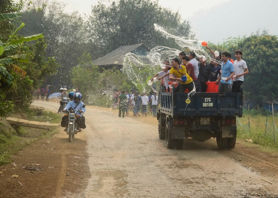 Ngày hội té nước của người Lào ở Na Sang. (Ảnh: Xuân Tư/TTXVN)