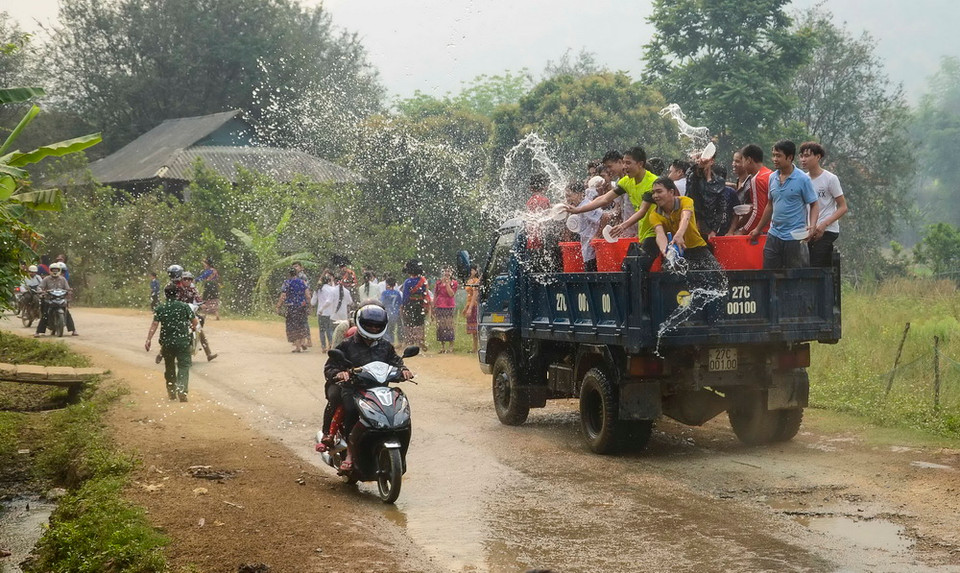 Ngày hội té nước của người Lào ở Na Sang. (Ảnh: Xuân Tư/TTXVN)