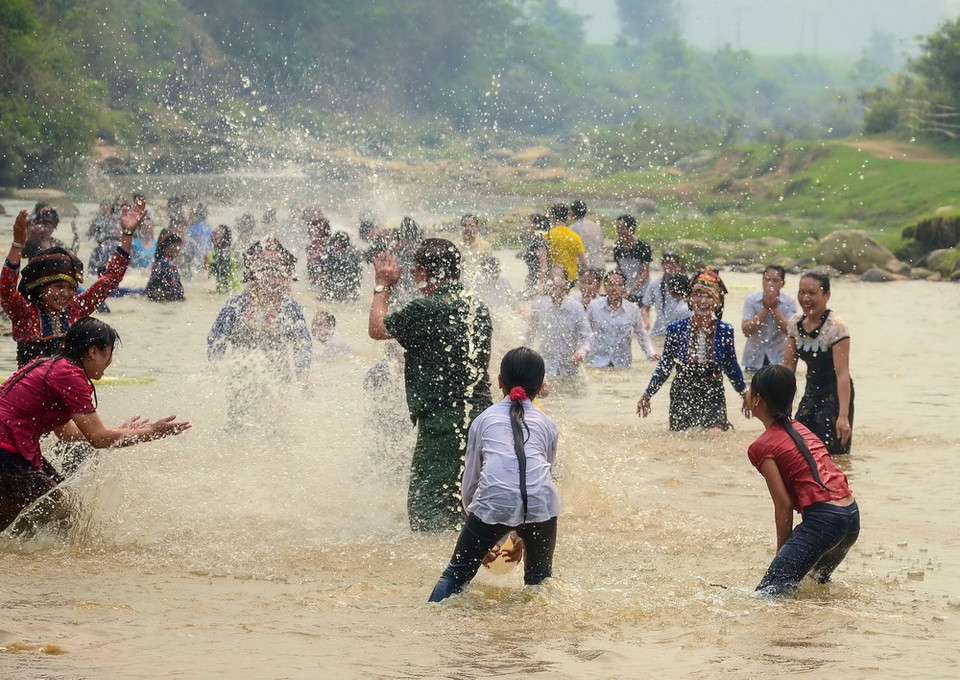 Bà con người Lào ở Na Sang ra suối té nước trong ngày hội. (Ảnh: Xuân Tư/TTXVN)