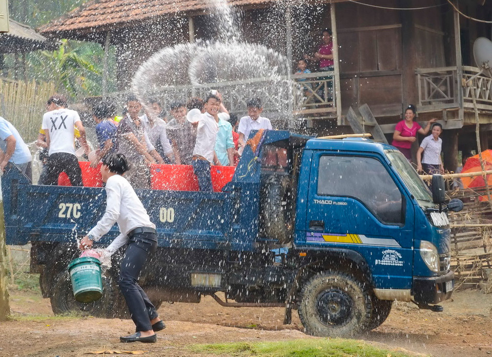 Ngày hội té nước của người Lào ở Na Sang. (Ảnh: Xuân Tư/TTXVN)
