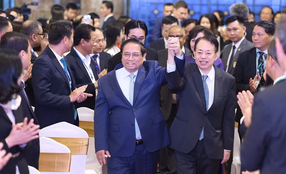 Thủ tướng Phạm Minh Chính và Chủ tịch Ngân hàng Phát triển Châu Á Masatsugu Asakawa tham dự Lễ kỷ niệm 30 năm quan hệ đối tác Việt Nam và Ngân hàng Phát triển Châu Á. (Ảnh: Dương Giang/TTXVN)