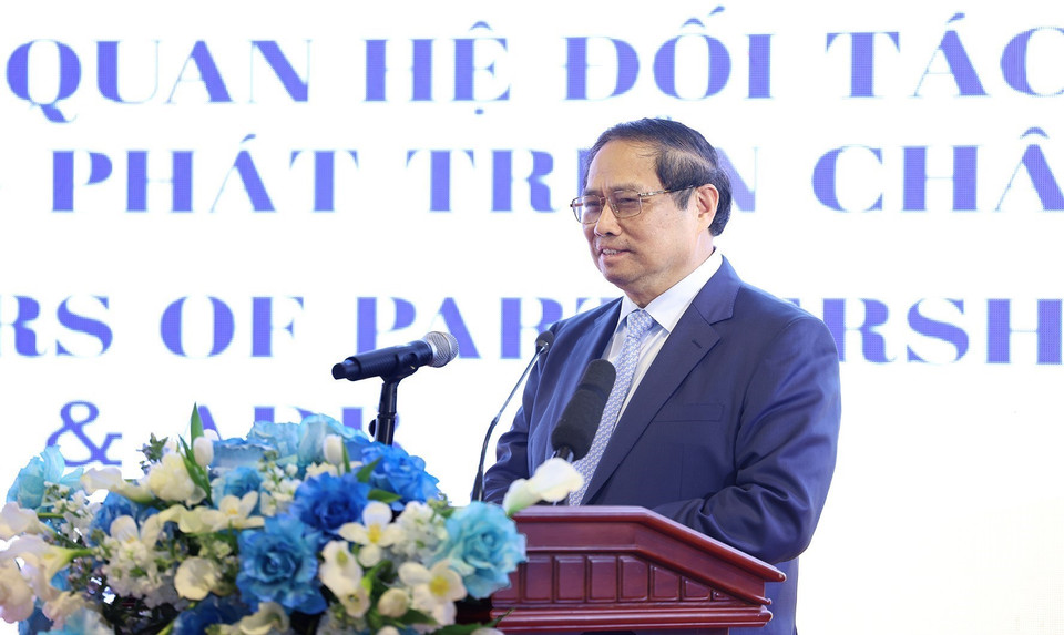 Thủ tướng Phạm Minh Chính phát biểu tại Lễ kỷ niệm 30 năm quan hệ đối tác Việt Nam và ADB. (Ảnh: Dương Giang/TTXVN)