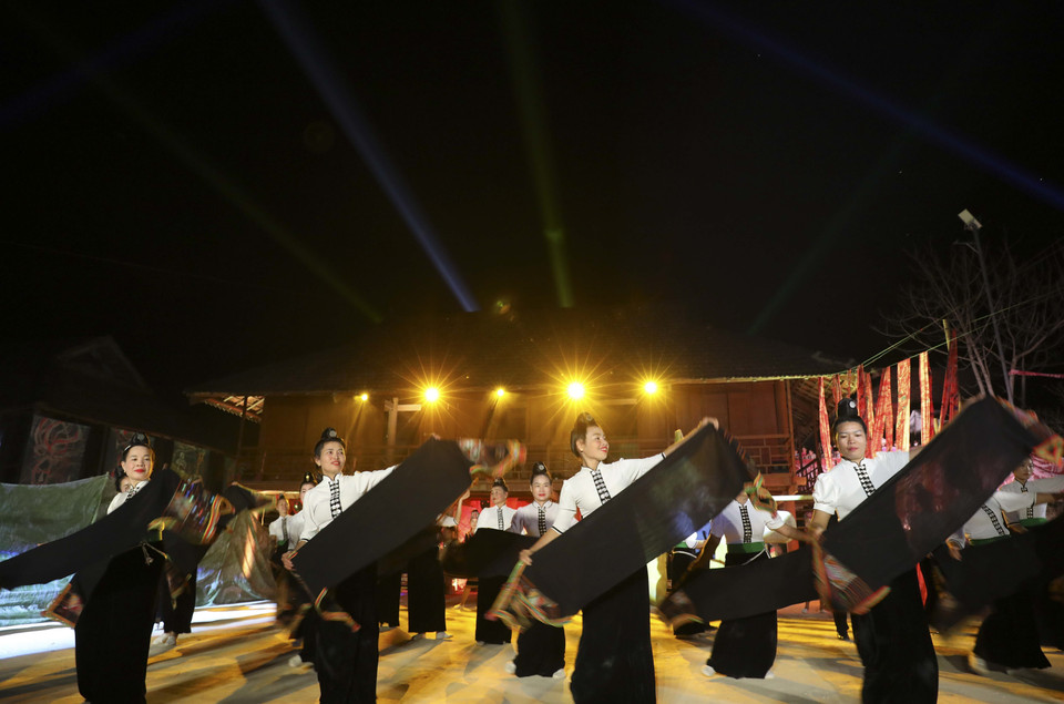 Một phân đoạn trong Show diễn thực cảnh “Huyền tích UVA”.(Ảnh: Xuân Tư/TTXVN)