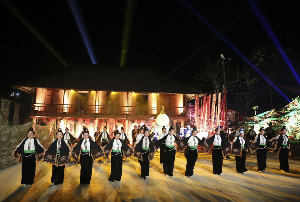 Giới thiệu về những dấu ấn cổ xưa của người Thái. (Ảnh: Xuân Tư/TTXVN)