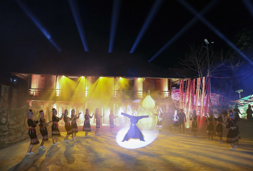 Giới thiệu những dấu ấn cổ xưa của người Thái. (Ảnh: Xuân Tư/TTXVN)