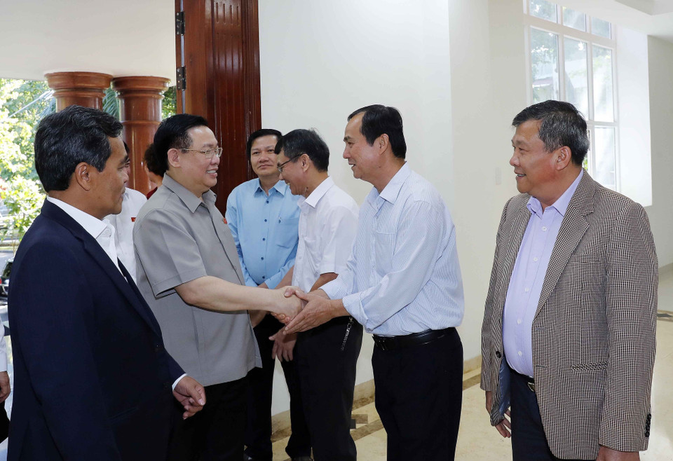 Chủ tịch Quốc hội Vương Đình Huệ với các đồng chí trong Ban Thường vụ Tỉnh ủy Gia Lai. (Ảnh: Nhan Sáng/TTXVN)