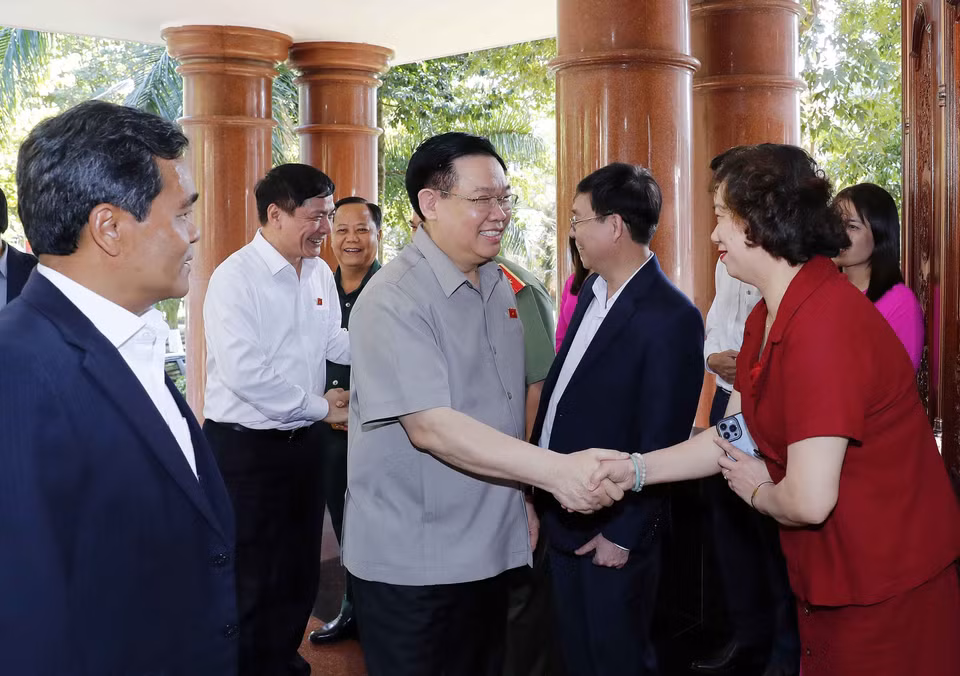 Chủ tịch Quốc hội Vương Đình Huệ với các đồng chí trong Ban Thường vụ Tỉnh ủy Gia Lai. (Ảnh: Nhan Sáng/TTXVN)