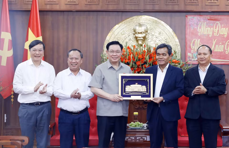 Chủ tịch Quốc hội Vương Đình Huệ tặng quà lưu niệm cho Ban Thường vụ Tỉnh ủy Gia Lai. (Ảnh: Nhan Sáng/TTXVN)