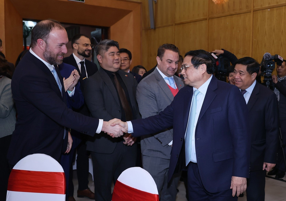 Thủ tướng Phạm Minh Chính gặp các Đại sứ, Trưởng đại diện các tổ chức quốc tế và nhà đầu tư nước ngoài tại Việt Nam. (Ảnh: Dương Giang/TTXVN)