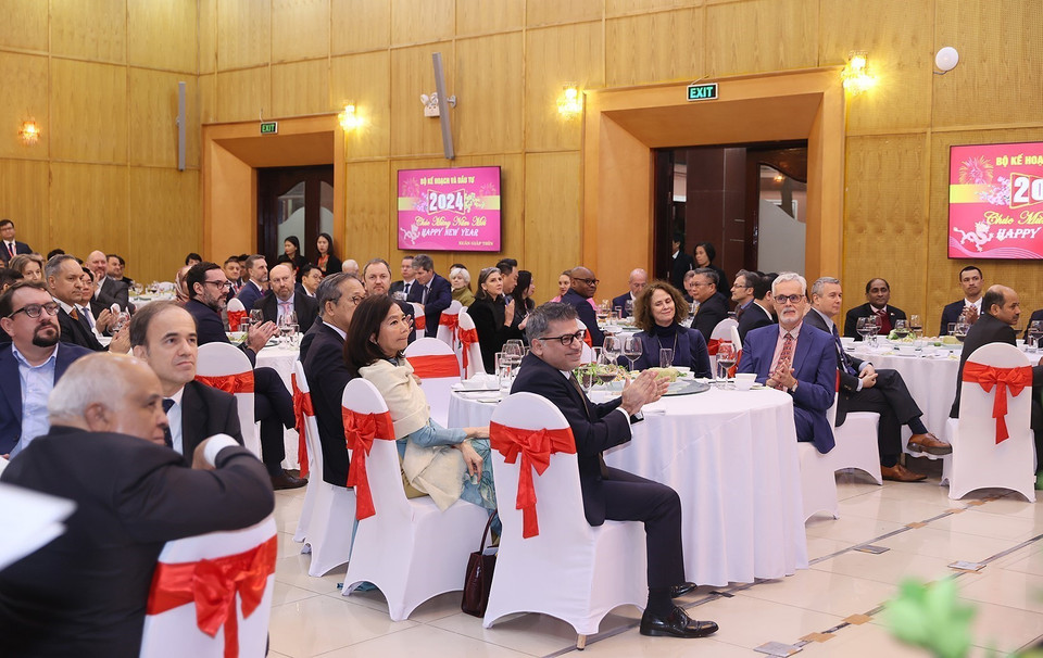 Các Đại sứ, Trưởng đại diện các tổ chức quốc tế và nhà đầu tư nước ngoài tại Việt Nam tham dự buổi gặp. (Ảnh: Dương Giang/TTXVN)