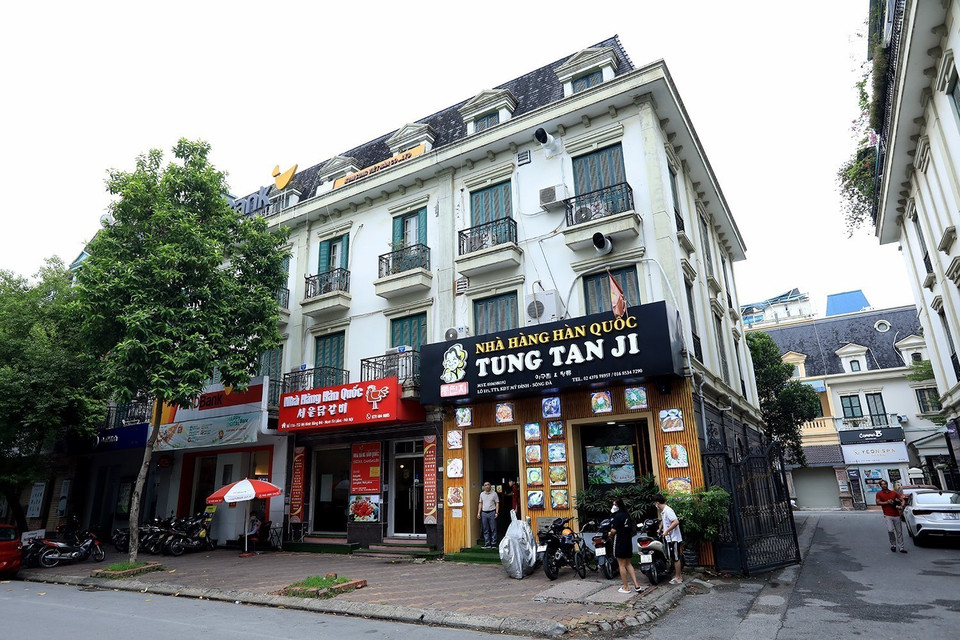 Những nhà hàng ở đây kinh doanh đủ các loại đồ ăn nổi tiếng của xứ sở Kim Chi, như Kimbab, Tokbokki, bánh cá, miến trộn, mì đen, rượu sochu.... (Ảnh: Tuấn Anh/TTXVN)