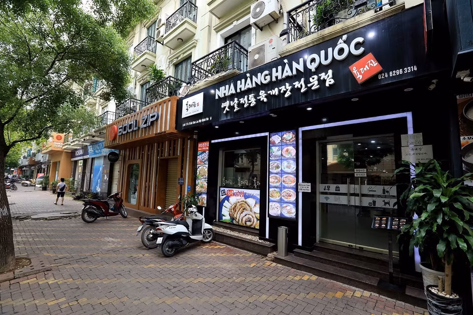 Một loạt các nhà hàng, quán ăn trên phố Trần Văn Lai, khu đô thị Mỹ Đình-Sông Đà. (Ảnh: Tuấn Anh/TTXVN)