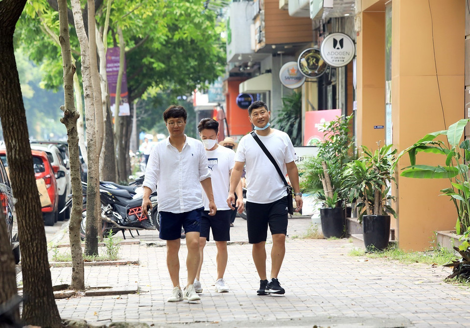 Dù có thái độ sống hòa nhã, lịch thiệp nhưng người Hàn Quốc ở Việt Nam thường khá kín đáo và khép mình trong những cộng đồng riêng lẻ. (Ảnh: Tuấn Anh/TTXVN)