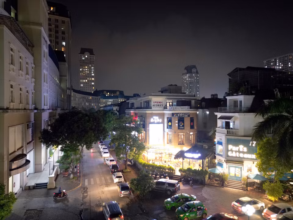 Ở Hà Nội, người Hàn Quốc thường sống tập trung ở các khu đô thị sầm uất, trong đó đông nhất là khu vực Trung Hòa-Nhân Chính, Mỹ Đình-Sông Đà. (Ảnh: Tuấn Anh/TTXVN)