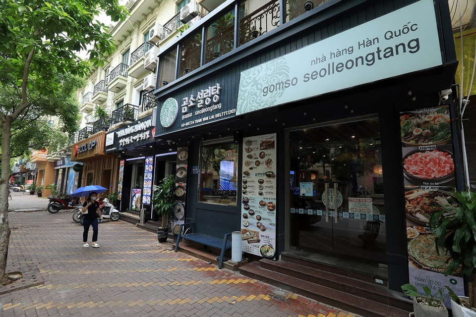 Một loạt các nhà hàng, quán ăn trên phố Trần Văn Lai, khu đô thị Mỹ Đình-Sông Đà. (Ảnh: Tuấn Anh/TTXVN)