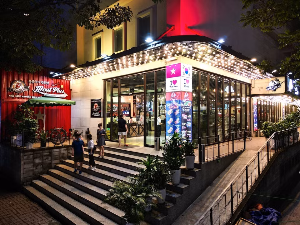 Nhiều người trẻ Hà thành mê văn hóa Hallyu cũng thường mách nhau muốn ăn đồ Hàn ngon thì phải tìm đến hẳn khu phố Hàn này để thưởng thức. (Ảnh: Tuấn Anh/TTXVN)
