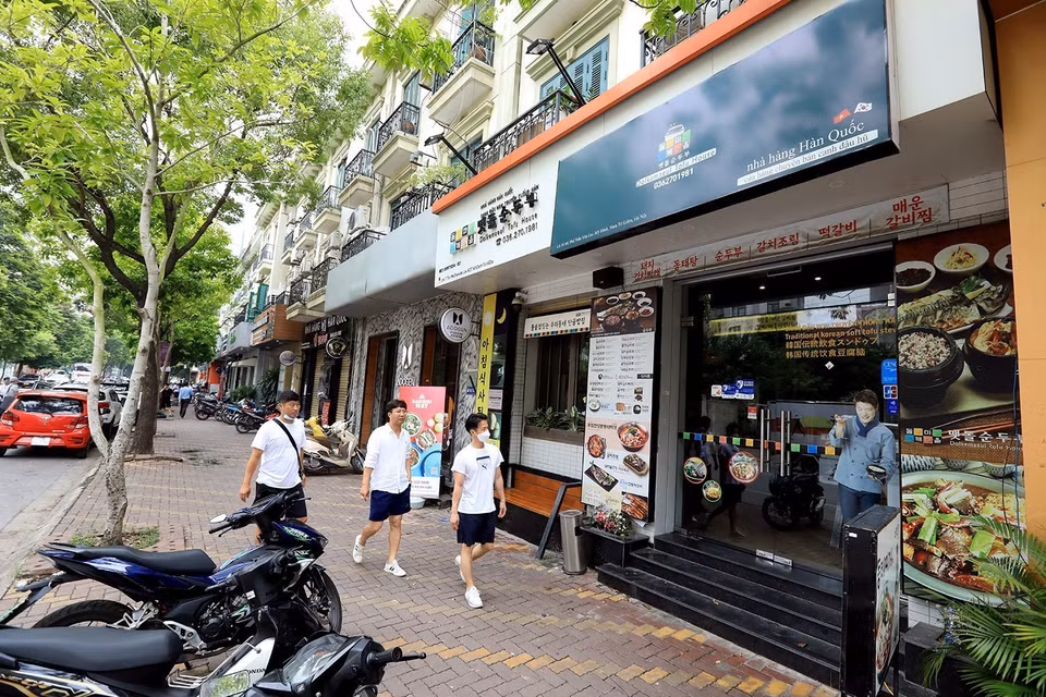 Người Hàn rất chịu chi tiền vào các dịch vụ như ăn uống, vui chơi, giải trí. Sau giờ làm việc, đàn ông thường thích đi nhậu và đôi lúc họ ngồi lại quán nhậu đến khuya. (Ảnh: Tuấn Anh/TTXVN)