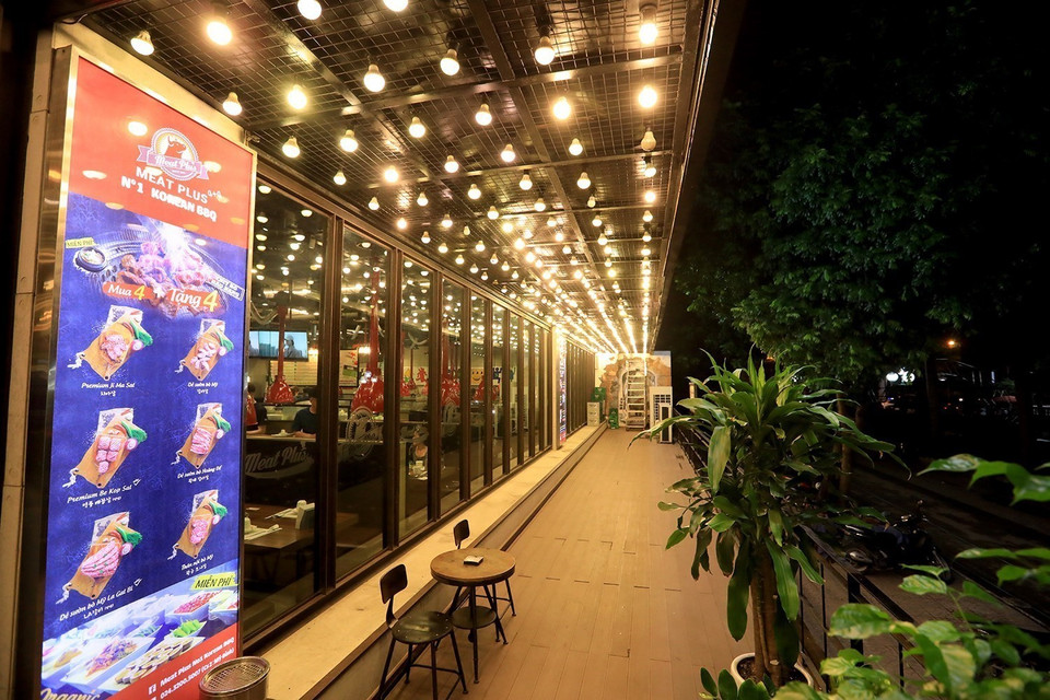 Các nhà hàng ở đây dù đa phần là do người Việt mở nhưng hầu như đều thuê đầu bếp người Hàn về làm việc, vì thế, hương vị món ăn bao giờ cũng đúng chuẩn Hàn Quốc. (Ảnh: Tuấn Anh/TTXVN)