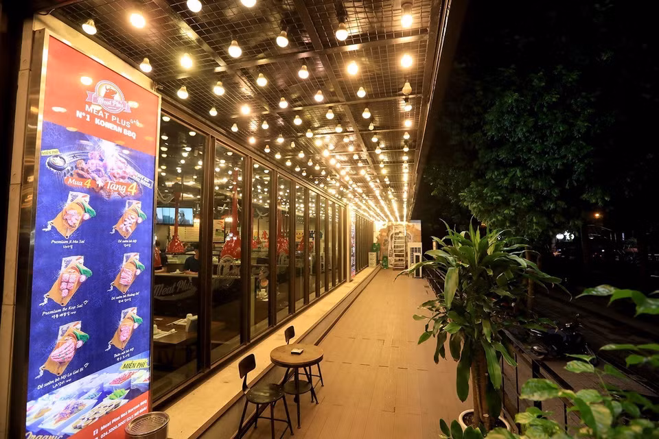 Các nhà hàng ở đây dù đa phần là do người Việt mở nhưng hầu như đều thuê đầu bếp người Hàn về làm việc, vì thế, hương vị món ăn bao giờ cũng đúng chuẩn Hàn Quốc. (Ảnh: Tuấn Anh/TTXVN)