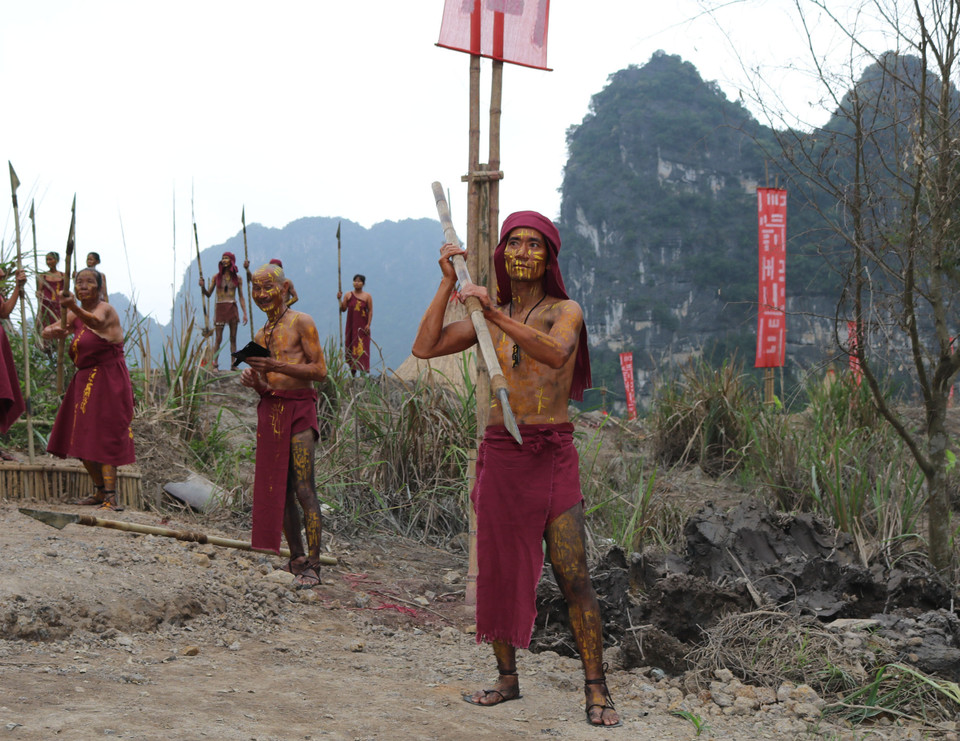 Việc đưa phim trường Kong: Skull Island vào phục vụ đã thu hút rất đông du khách thập phương, tạo điểm nhấn tại Lễ hội Tràng An năm 2017. (Ảnh: Ninh Đức Phương/TTXVN)