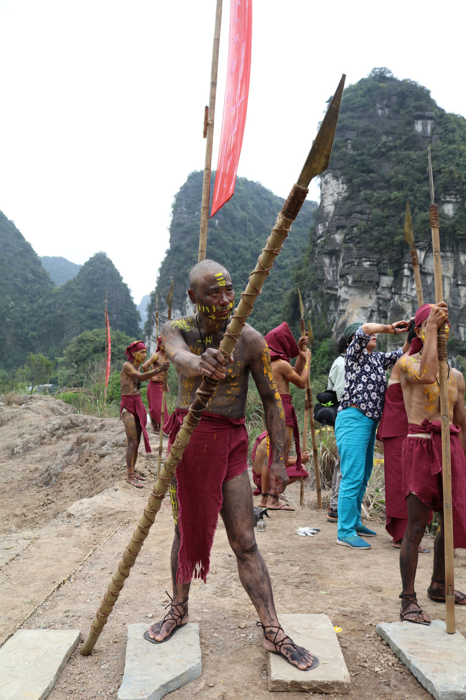 Doanh nghiệp đã bố trí một dàn diễn viên đã đóng trong phim Kong: Skull Island trong những vai diễn thổ dân. (Ảnh: Ninh Đức Phương/TTXVN)
