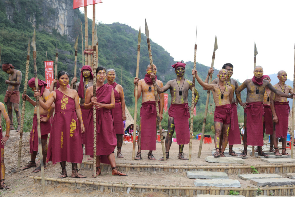 Việc đưa phim trường Kong: Skull Island vào phục vụ đã thu hút rất đông du khách thập phương, tạo điểm nhấn tại Lễ hội Tràng An năm 2017. (Ảnh: Ninh Đức Phương/TTXVN)